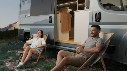 Scopri la Sardegna in van Coppia seduta su sedie a sdraio vicino a un camper in un paesaggio naturale